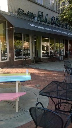 Momma Goldbergs Deli